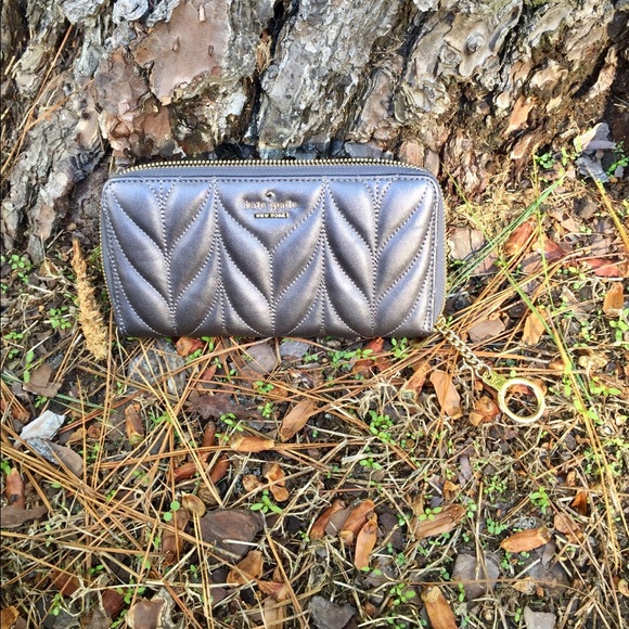 ♠️ KATE SPADE ♠️ quilted style zip-around clutch! - Picture 4 of 8